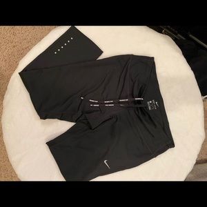 Black nike cropped leggings
